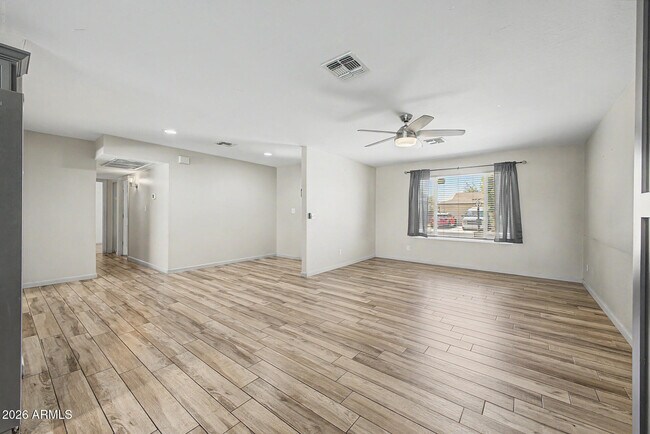 Foto del edificio - 10217 N 37th Ave