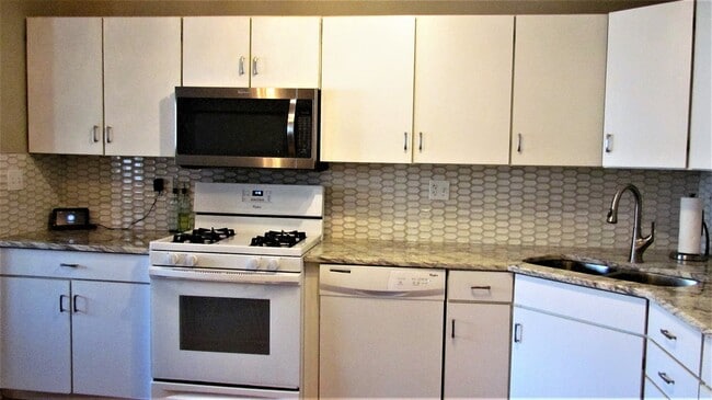 Building Photo - 1542 E Chivalry Ct