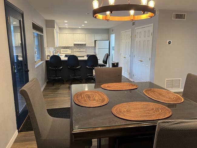 Dining area - 1324 W 13th St