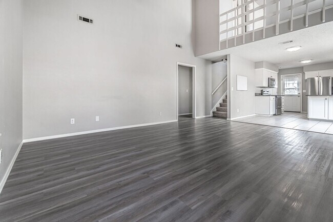 Building Photo - Newly Renovated Duplex! Rare!