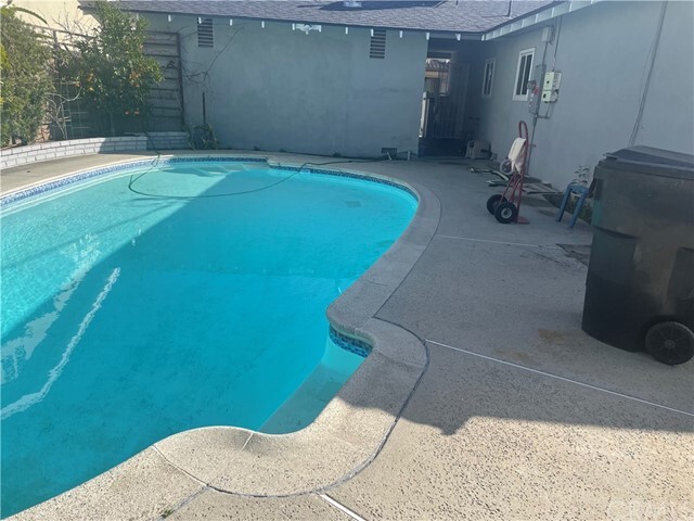 Foto del edificio - 6811 Brentmead Ave