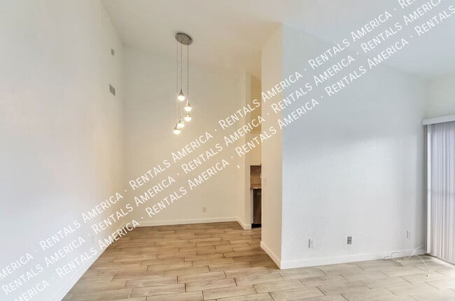 Building Photo - 828 S Langley Ave