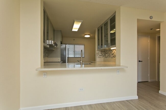 Building Photo - BEAUTIFUL UPGRADED 2 BED 2 BA 2 PARKING UN...
