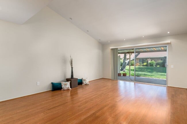 Building Photo - A beautiful Coranado II for Lease