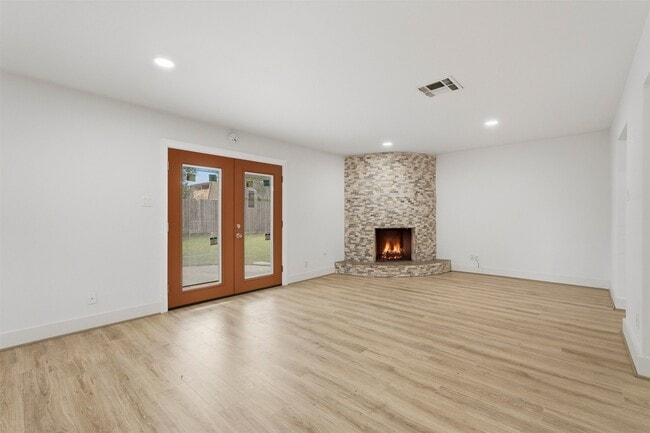Foto del edificio - 1219 Wisterwood Dr
