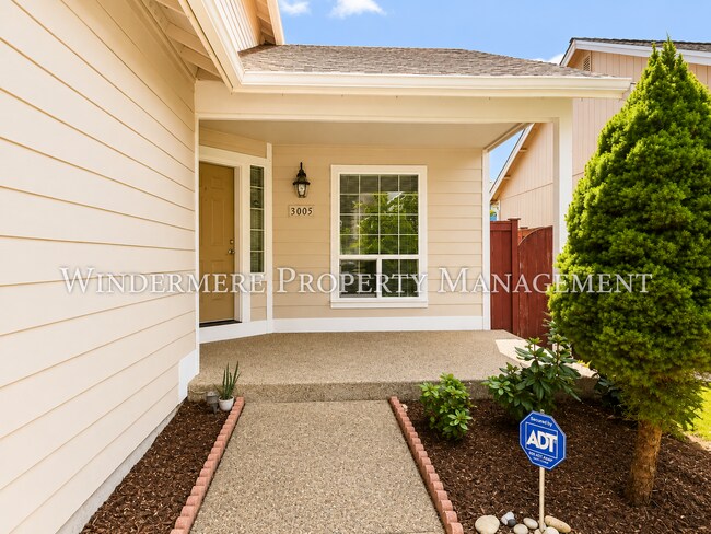 Building Photo - Bright and Spacious 4 Bedroom in Convenient CK location with fenced backyard and 3 car garage