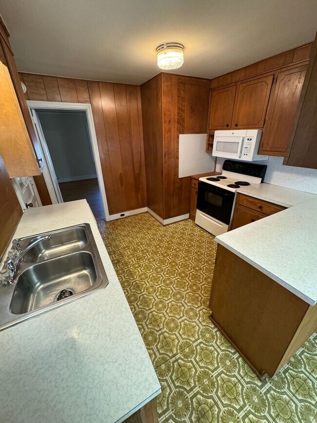 Building Photo - Cozy 2-Bedroom, 1-Bathroom Home w/ a Bonus...
