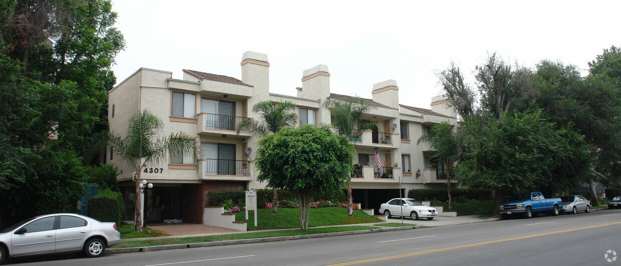 Whitsett Gardens Apartments in Studio City, CA