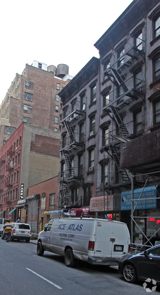 Foto del edificio - 317 W 35th St