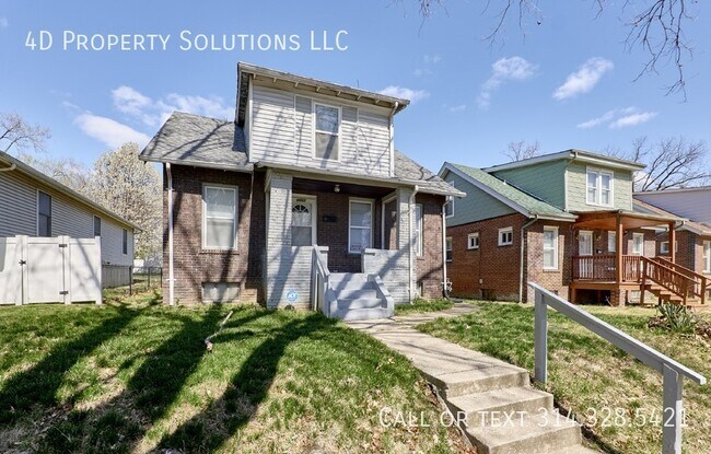 Building Photo - Spacious 3-Bedroom Home with Hardwood Floo...