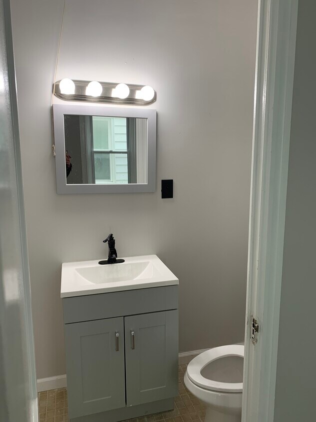 Full bathroom - 324 N 16th St