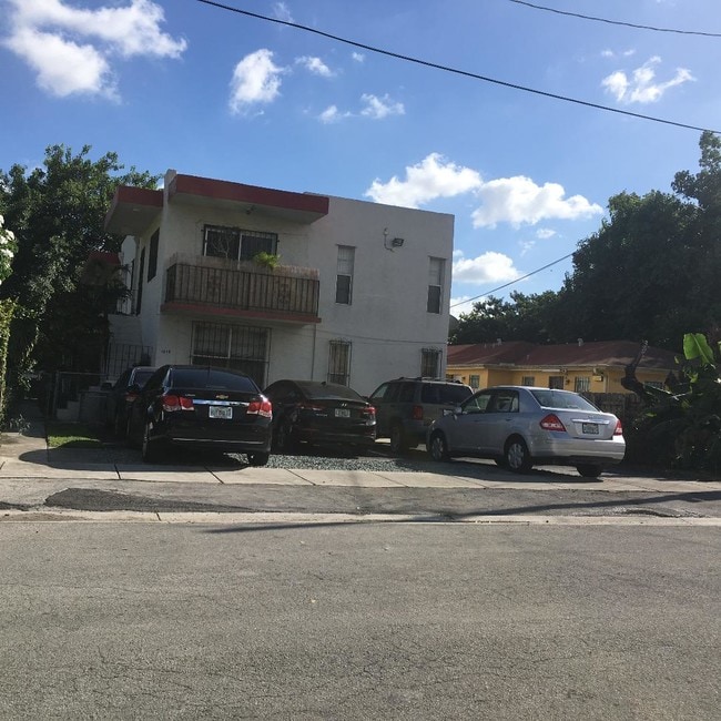 Edificio - 6 unidades - 1878 NW 24th St