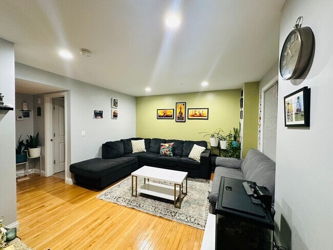 Foto del edificio - 311 Littleton Rd