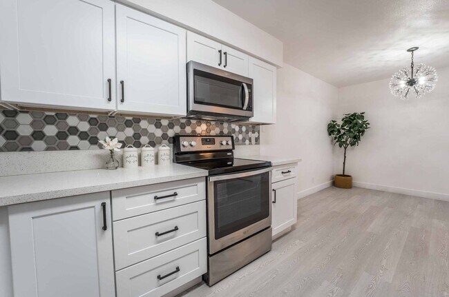 Foto del edificio - Remodeled Desert Shores Condo with Lakesid...