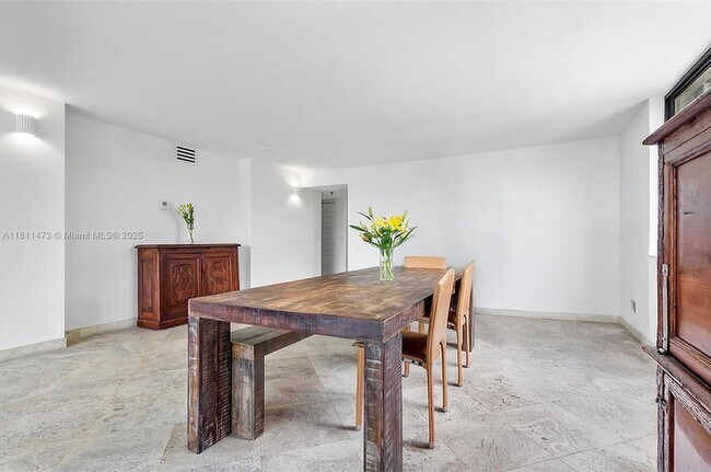 Foto del edificio - 2575 S Bayshore Dr