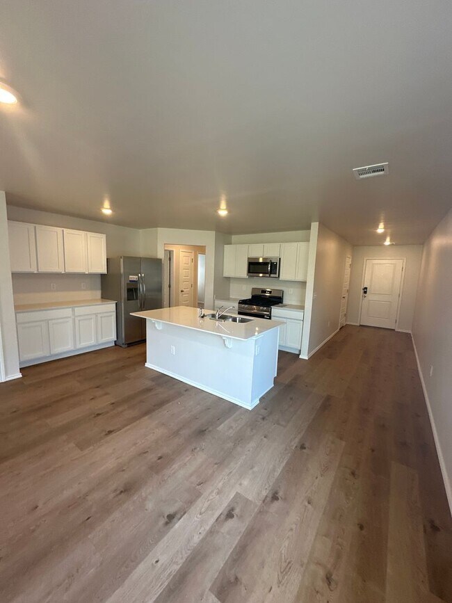 Foto del edificio - BRAND NEW Three Bedroom | Two Bathroom in ...
