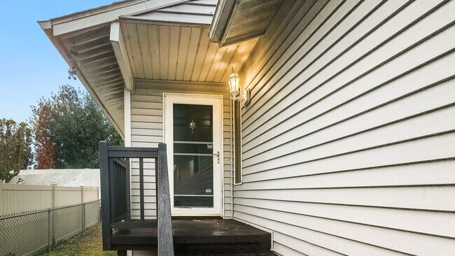 Foto del edificio - Remodeled 3BR Home Near DT Seattle – A/C, RV Parking, Walkable Location