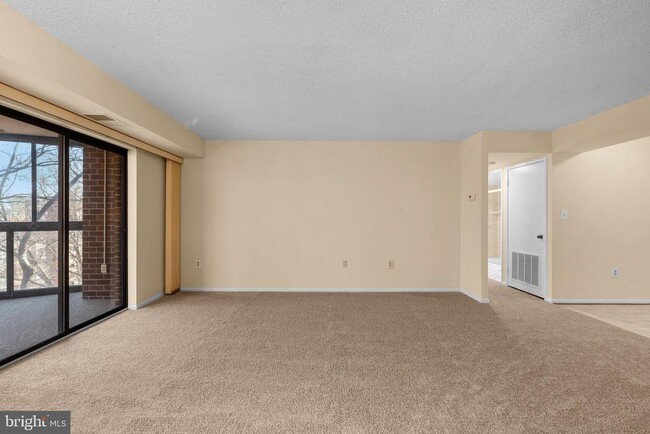 Building Photo - 15100 Interlachen Dr