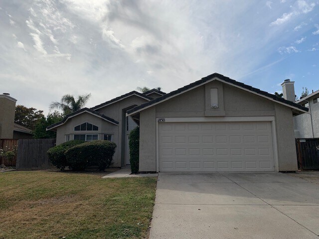 Foto del edificio - $500 MOVE IN SPECIAL !! Spacious 3 Bedroom / 2 Bath Home with a Bonus Family Room in Tracy!!!