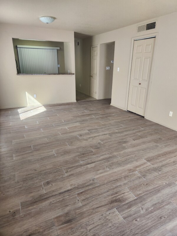 Building Photo - 406 Vassar Ct