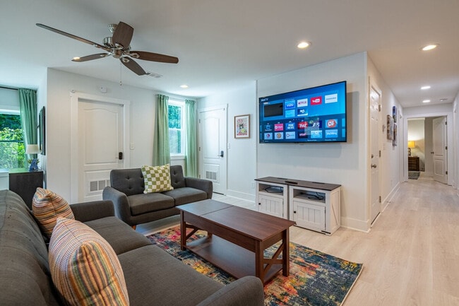 Building Photo - 2617 Caladium Dr NE