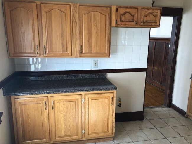 Foto del edificio - 2836 N. 24th Place - 2 Bedroom Upper