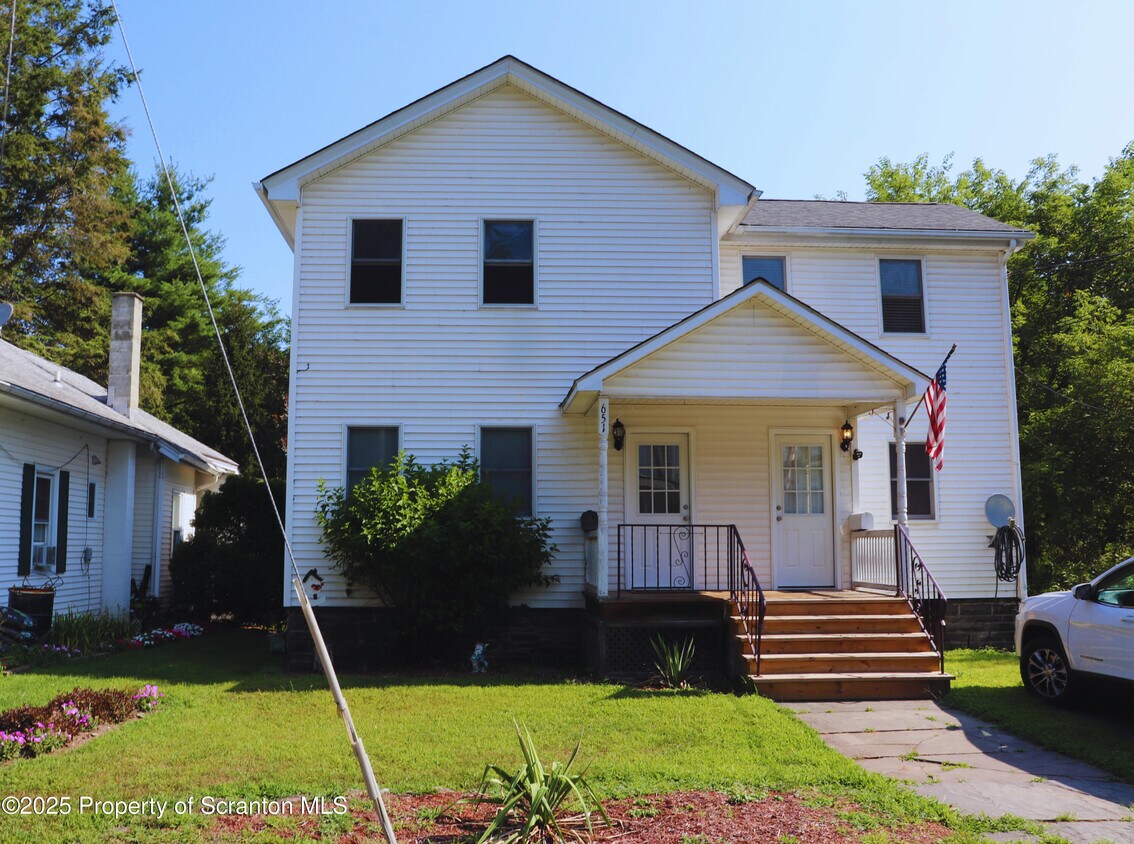 Foto principal - 651 Paupack St