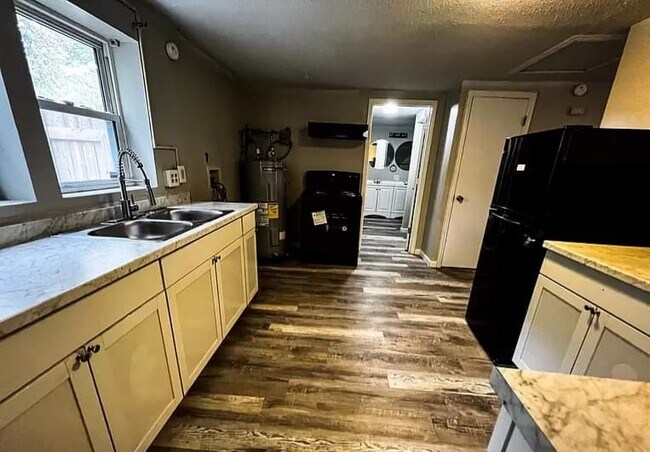 Kitchen - 614 Manley St