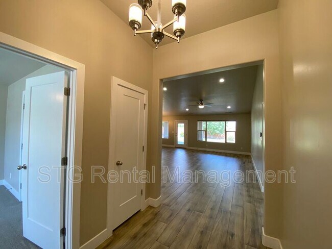 Building Photo - 758 N 300 W