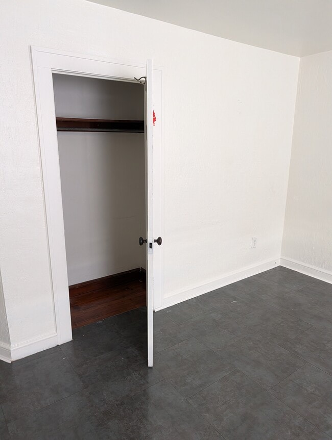 Building Photo - 319 W 11th St