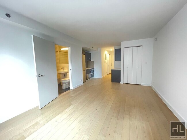 Building Photo - 222 E 39th St