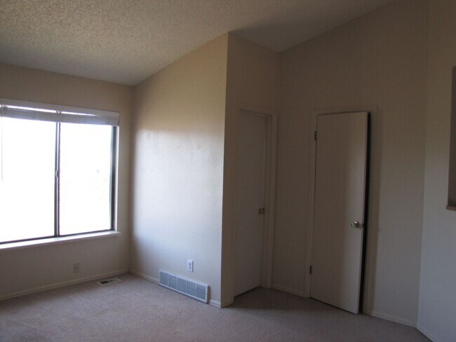 Building Photo - Cute 2-Bedroom Townhouse