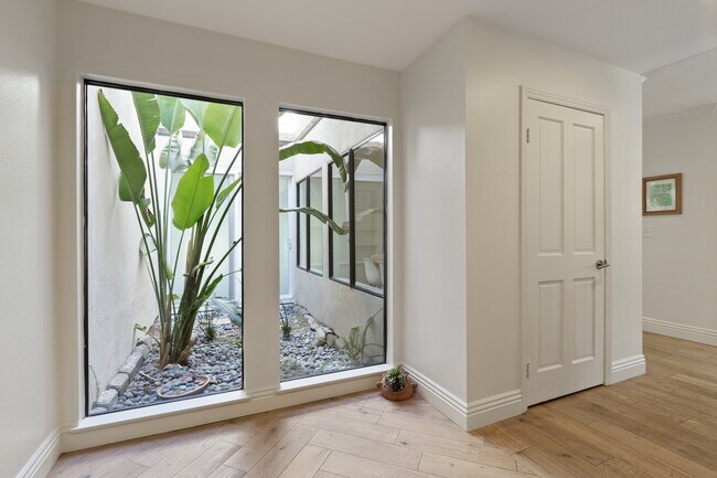 Atrium - 6146 Shadycreek Dr
