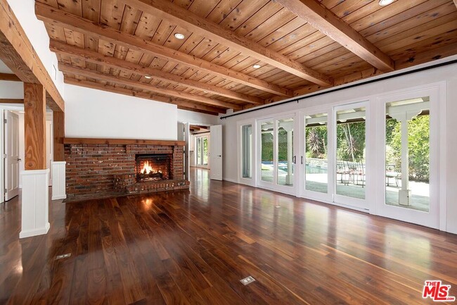 Foto del edificio - 4221 W Toluca Lake Ln