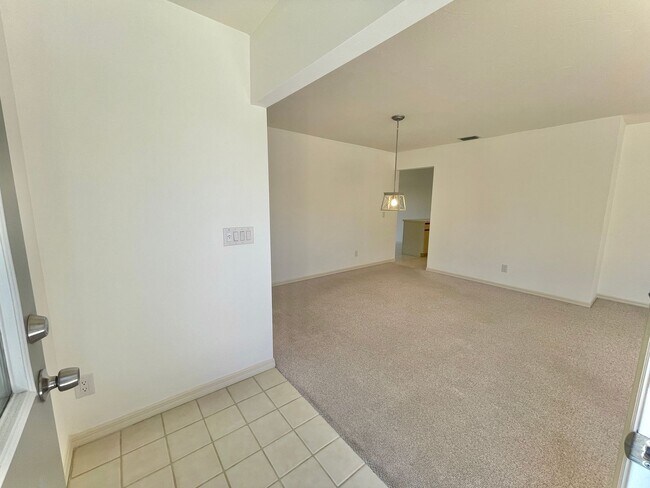 Foto del edificio - Unfurnished 2 BR condo Annual Rental in Ti...