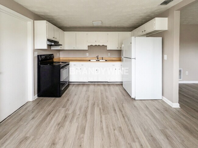 Foto del edificio - 8409 Red Holly Ln