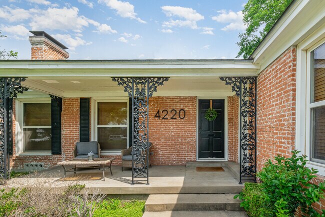 Foto del edificio - 4220 Lovers Ln