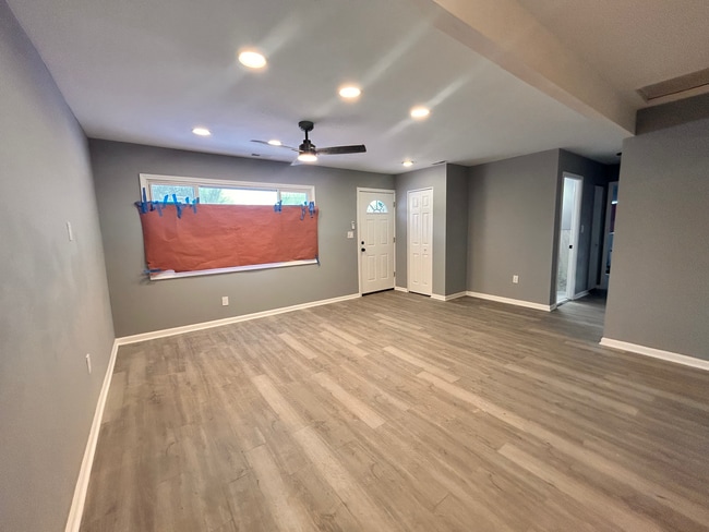 Building Photo - 2025 Central Dr