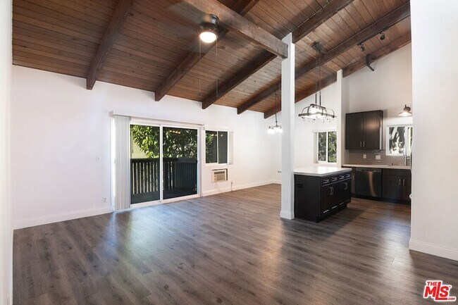 Foto del edificio - 4810 Hollow Corner Rd