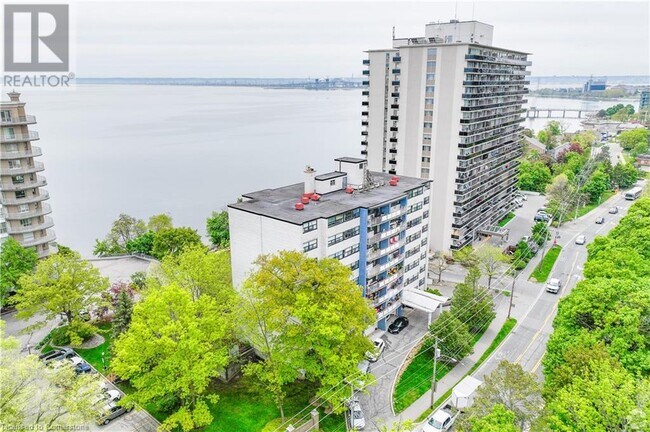 Photo du bâtiment - 2170 Lakeshore Rd.