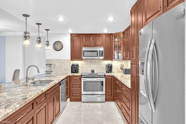 Building Photo - 2 br, 1.5 bath Condo - 1150 Hillsboro Mile...