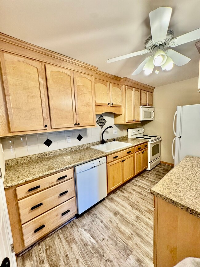 Building Photo - W169N11404 Biscayne Dr