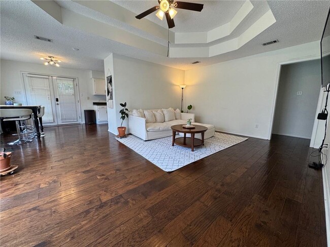 Foto del edificio - 1058 McNeil Ave