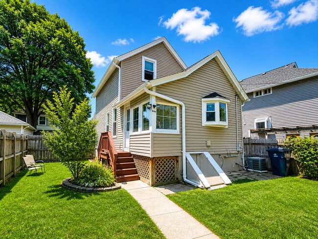 Building Photo - 1747 S Cora St