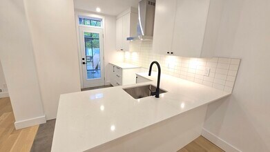 Building Photo - 2037 Rue De Chambly