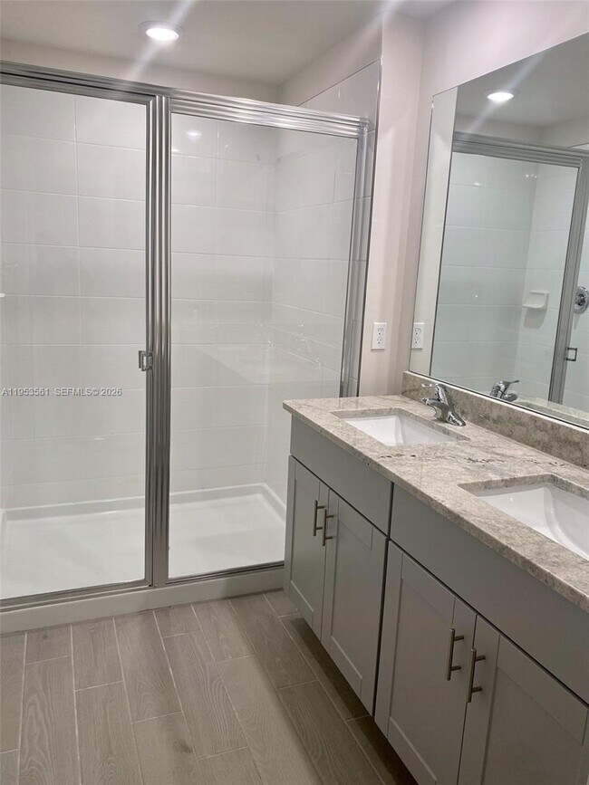 Building Photo - 5629 Mentmore Dr