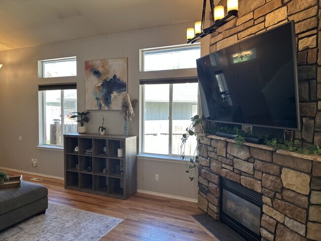 Foto del edificio - Beautiful Spanaway Home in Quiet Neighborhood