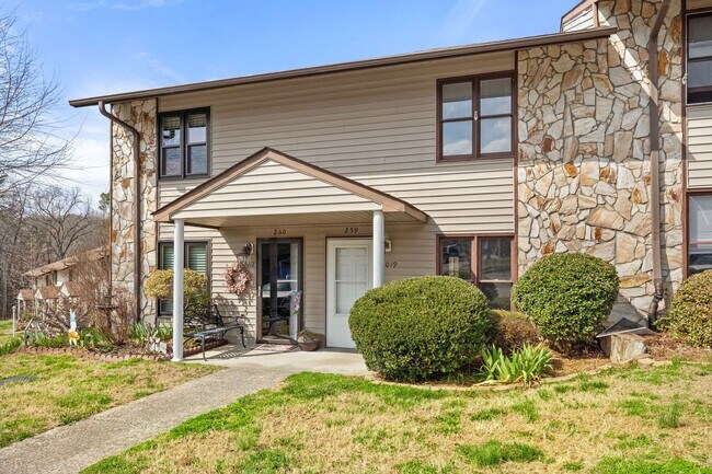 Foto del edificio - Updated 2-bedroom, 1.5-bath townhome in Winston-Salem