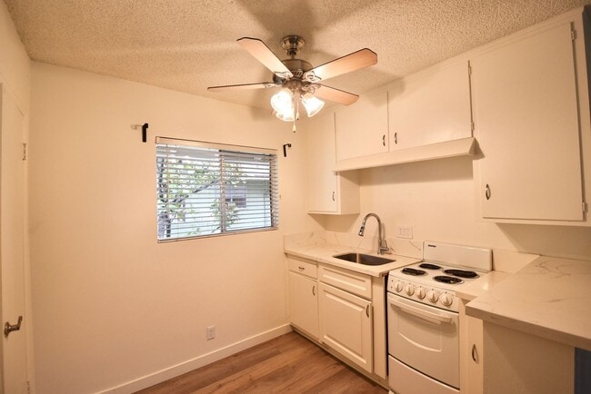 Foto del edificio - 24347 Newhall Ave