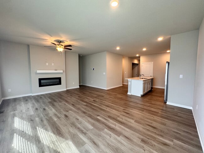Building Photo - 709 E Bear Dr